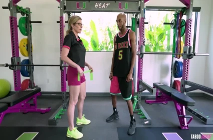 Chân dài lồn hồng tại phòng tập gym village xxxx